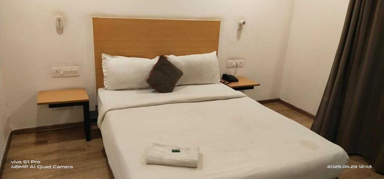 Hotel Eureka Grand Guwahati Exteriör bild